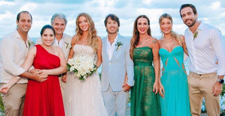 Marcella Minelli ao lado da família em seu casamento - Instagram/ @marcellaminelli