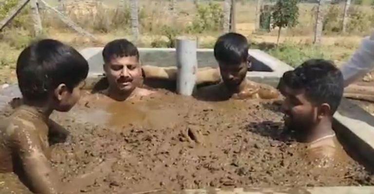 Indianos tomam banho com cocô de vaca - Divulgação/ New York Post