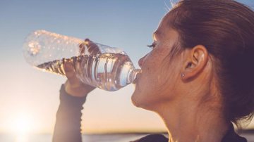 Para saber se está bebendo água o suficiente, basta analisar a cor da urina - Banco de Imagem/Getty Images