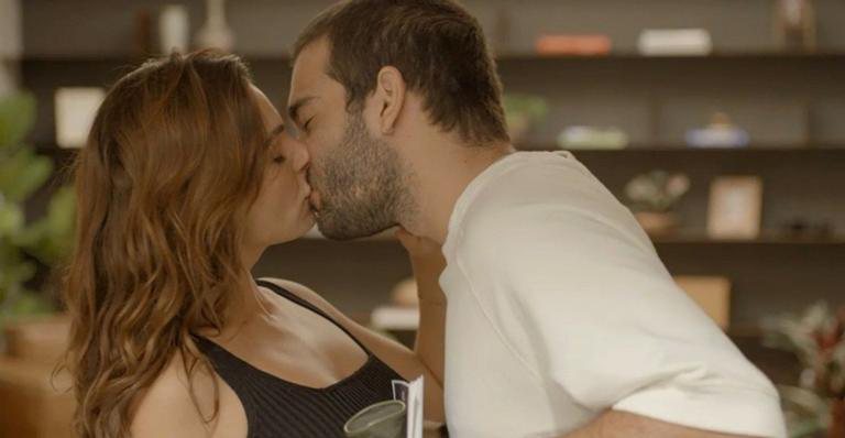 Betina (Isis Valverde) e Sandro (Humberto Carrão) se beijam em 'Amor de Mãe' - Globo