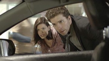 Kyra (Vitória Strada) e Alan (Thiago Fragoso) estranham o táxi vazio - Globo