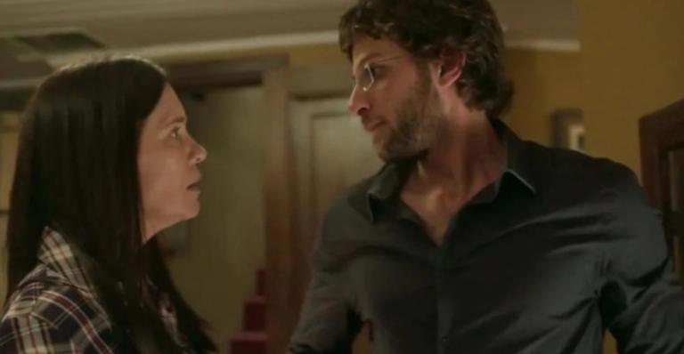 Thelma (Adriana Esteves) quase é descoberta por Danilo (Chay Suede) - Globo