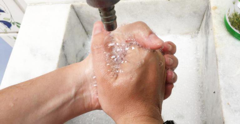 Lavar as mãos é fundamental para evitar o COVID-19 - Vivian Ortiz