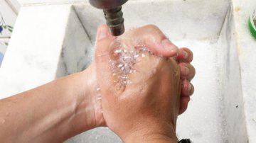 Lavar as mãos é fundamental para evitar o COVID-19 - Vivian Ortiz