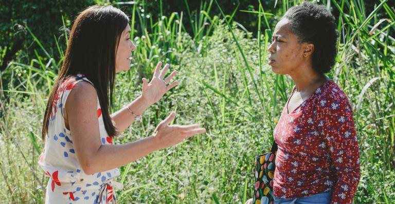 Rita (Mariana Nunes) fica indignada ao perceber que Thelma (Adriana Esteves) está enganando a própria amiga - Globo