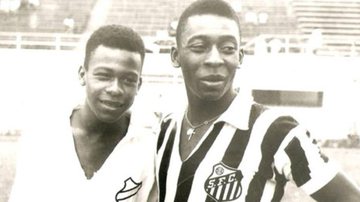 Zoca e Pelé nas dependências do Santos Futebol Clube, em 1962... - Veja mais em https://blogmiltonneves.uol.com.br/blog/2020/03/26/morre-zoca-o-irmao-que-tambem-queriam-que-fosse-pele/?cmpid=copiaecola - Reprodução
