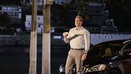 René (Dalton Vigh) vai até a casa de Griselda (Lilia Cabral) em 'Fina Estampa' - TV Globo