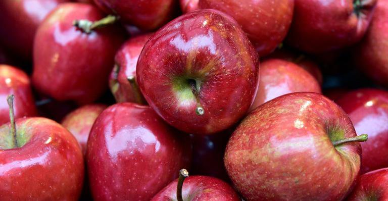 Os flavonoides presentes na fruta tem ação adstringente na garganta e na boca - Banco de Imagens/Pixabay