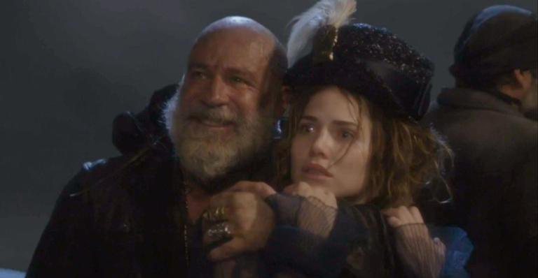 O pirata Fred Sem Alma (Leopoldo Pacheco) invade o navio real e rende a princesa Leopoldina (Letícia Colin), em 'Novo Mundo' - Globo