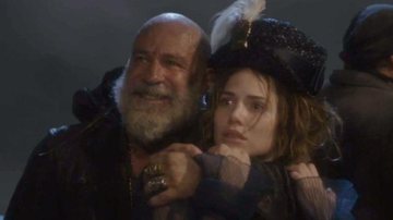 O pirata Fred Sem Alma (Leopoldo Pacheco) invade o navio real e rende a princesa Leopoldina (Letícia Colin), em 'Novo Mundo' - Globo