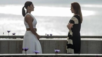 Carolina (Juliana Paes) e Lili (Vivianne Pasmanter) discutem em 'Totalmente Demais' - Globo