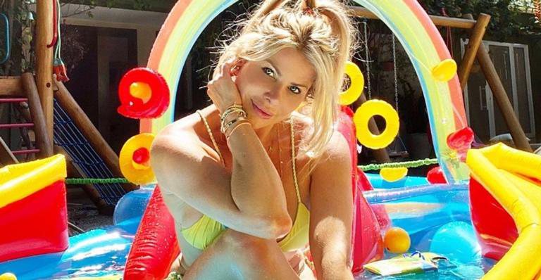 Karina Bacchi aproveita domingo de sol na piscina junto da família - Reprodução/Instagram
