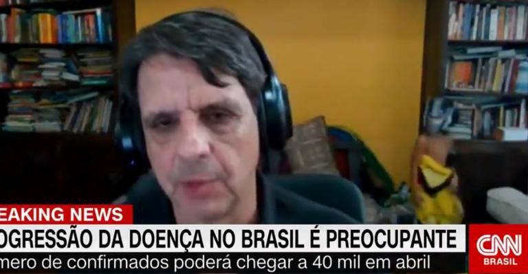 Silvio Camacho foi surpreendido pela presença de seu filho durante entrevista - CNN Brasil