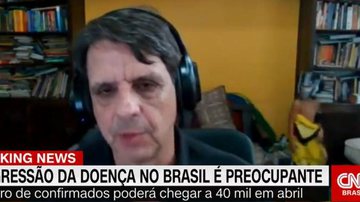 Silvio Camacho foi surpreendido pela presença de seu filho durante entrevista - CNN Brasil