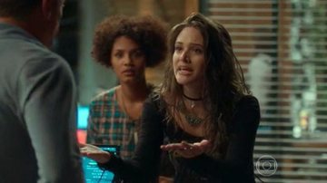Cassandra (Juliana Paes) entra na sala de Arthur (Fábio Assunção) em 'Totalmente Demais' - Globo