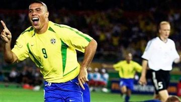 Ronaldo celebra seu primeiro gol contra a Alemanha - Globo