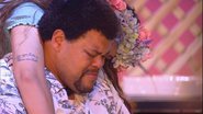 Babu Santana cai no choro durante a festa - TV Globo
