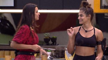 Mari e Ivy brincam que são apresentadoras de um programa de gastronomia - Reprodução/ TV Globo