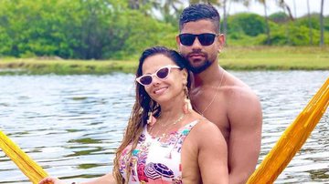 Viviane Araújo posa tomando sol com namorado - Reprodução Instagram