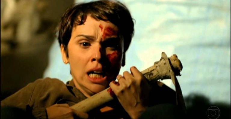 Nina (Débora Falabella) presencia o assassinato de Max (Marcello Novaes) na reta final de 'Avenida Brasil' - Globo