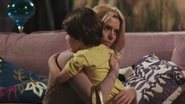 Teodora (Carolina Dieckmann) abraça o filho, Quinzinho (Gabriel Pelícia), em cena na Fina Estampa - Globo