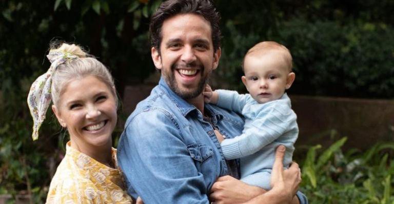 Nick com sua mulher, Amanda, e seu filho Elvis - Instagram