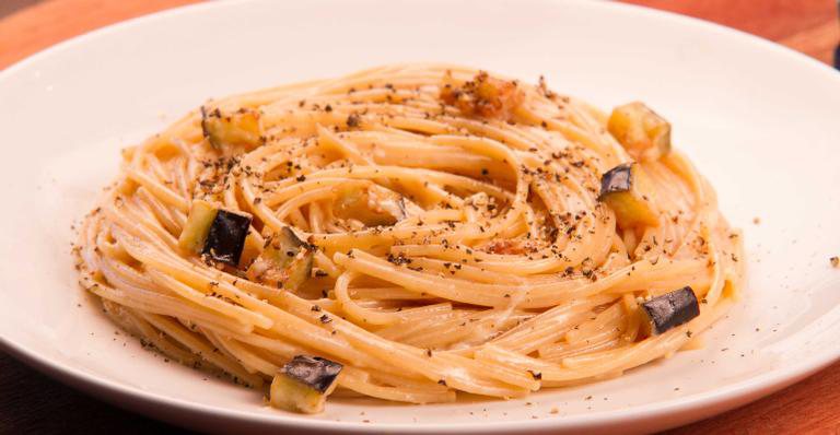 Receita de Spaghetti alla carbonara de berinjelas - Divulgação