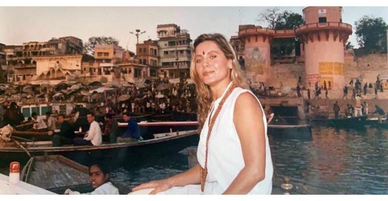Vera Fisher foi batizada no Rio Ganges - Instagram: @verafisheroficial