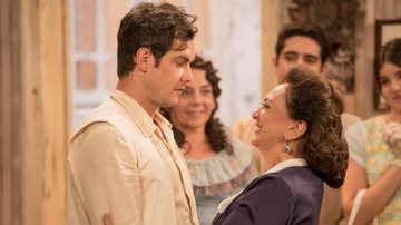 Candinho (Sergio Guizé) passa a história atrás de sua mãe, Anastácia (Eliane Giardini) - Globo/João Cotta