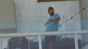 Hugo Moura faz churrasco na varanda de casa - AgNews/Dilson Silva