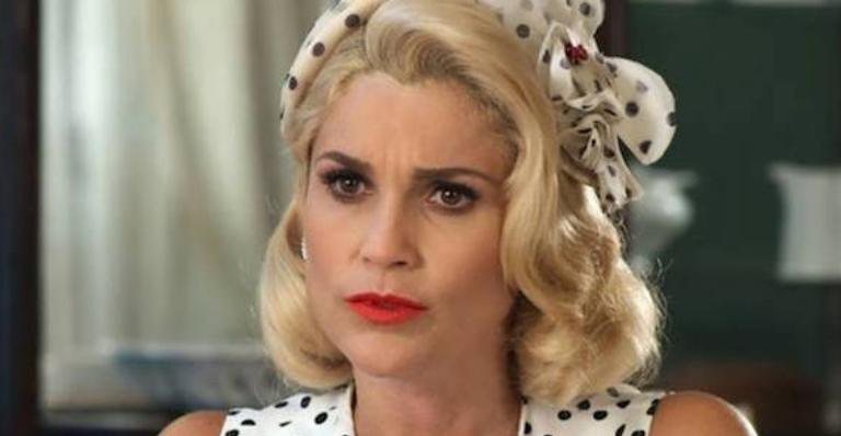 Sandra (Flávia Alessandra) planeja tirar a fortuna de Anastácia (Eliane Giardini), sua tia - Globo