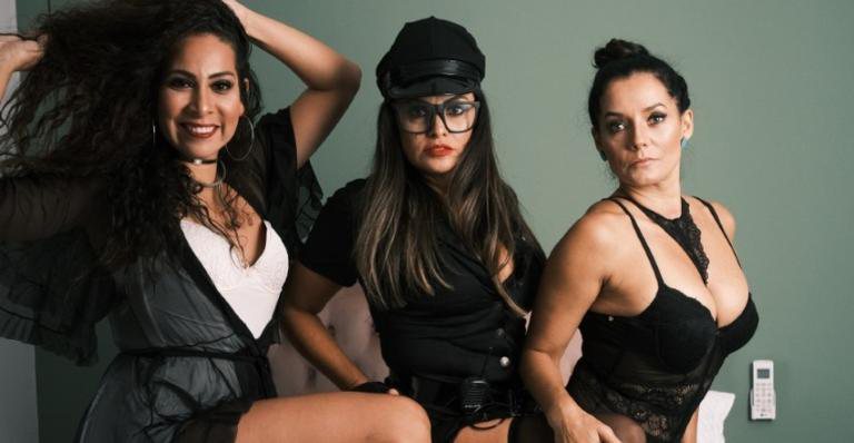 Michele Muniz, Renata Brás e Mônica Carvalho em cena de 'Saraliaeleila' - Namour Filho
