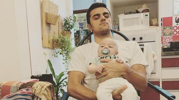 Felipe Simas posou com o filho caçula - Instagram/ @felipesimas