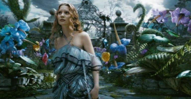 Mia Wasikowska em cena de 'Alice in Wonderland' - Divulgação