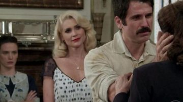 Maria desconfia de Ernesto e Sandra em 'Êta Mundo Bom!' - Globo