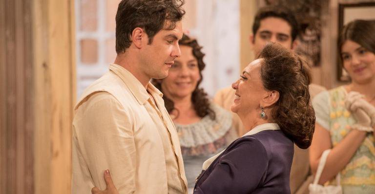 Candinho (Sergio Guize) e Anastácia (Eliane Giardini) se abraçam. - Globo/João Cotta