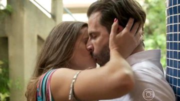 Cassandra (Juliana Paiva) surpreende Henri Castelli com beijão, na novela 'Totalmente Demais' - Globo