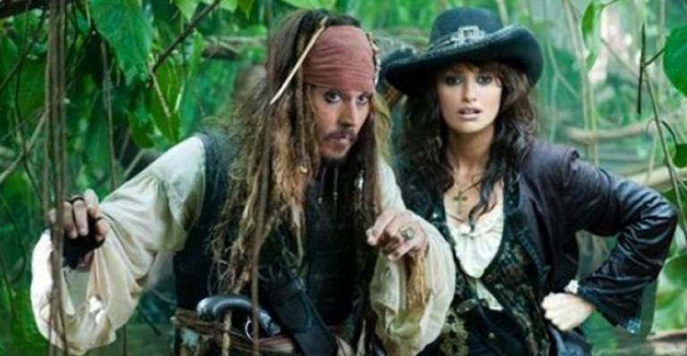 Johnny Depp e Penélope Cruz em cena de 'Piratas do Caribe 4' - Divulgação