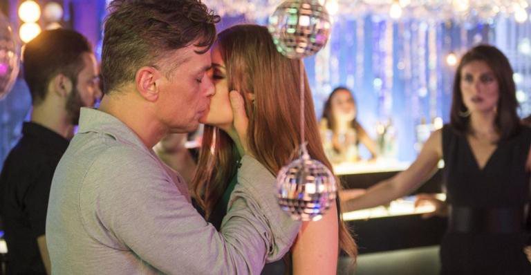 Arthur (Fabio Assunção) beija Eliza (Marina Ruy Barbosa) no meio do concurso Garota Totalmente D+ - Renato Rocha Miranda/Globo