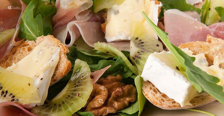 Receita de Salada de Kiwi com Presunto Parma e Queijo - Divulgação