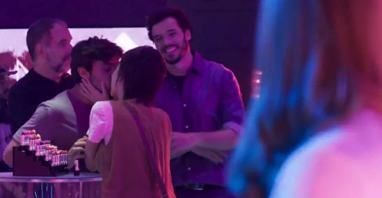 Leila (Carla Salle) beija Jonatas (Felipe Simas) na frente de Eliza (Marina Ruy Barbosa) - Globo