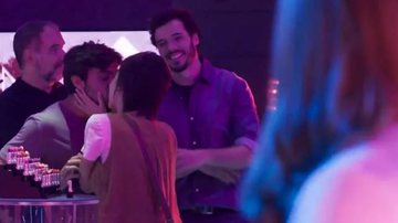 Leila (Carla Salle) beija Jonatas (Felipe Simas) na frente de Eliza (Marina Ruy Barbosa) - Globo