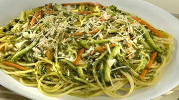 Espaguete ao Pesto de Manjericão com Legumes Sauté; veja o preparo - Divulgação