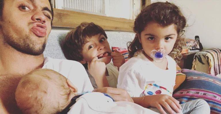 Felipe Simas flagra os filhos brincando e se derrete - Reprodução/Instagram