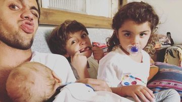 Felipe Simas flagra os filhos brincando e se derrete - Reprodução/Instagram
