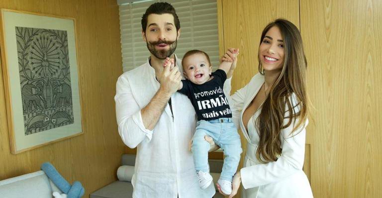 Os dois já são pais do pequeno Ravi, que nasceu em janeiro deste ano - Instagram/@romananoivas