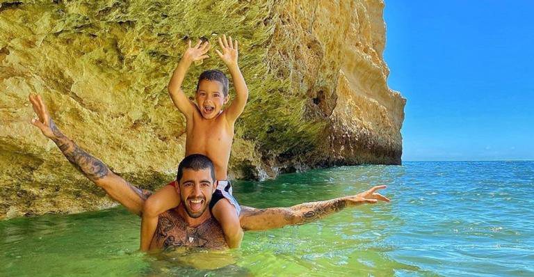 Pedro Scooby e o filho Bem, de 4 anos. Ele também é pai de Dom e Liz - Instagram/@pedroscooby