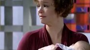 Esther foge com Vitória após descobrir que Bia é mãe do bebê - TV Globo