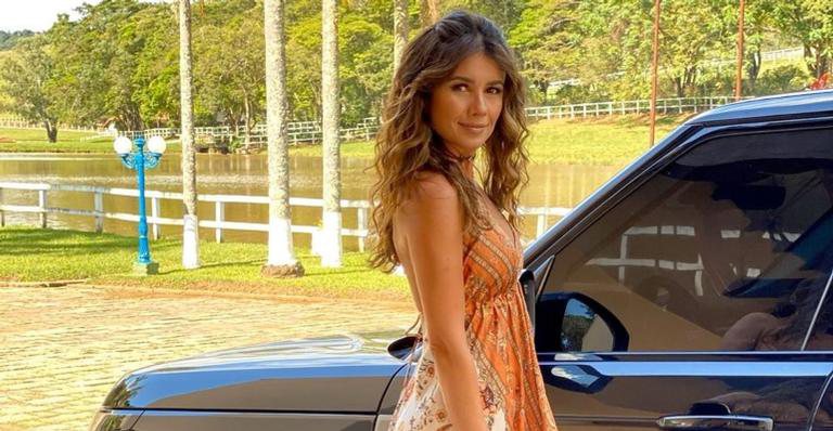 Paula Fernanda posou em frente ao seu carro de luxo na web - Instagram/ @paulafernandes