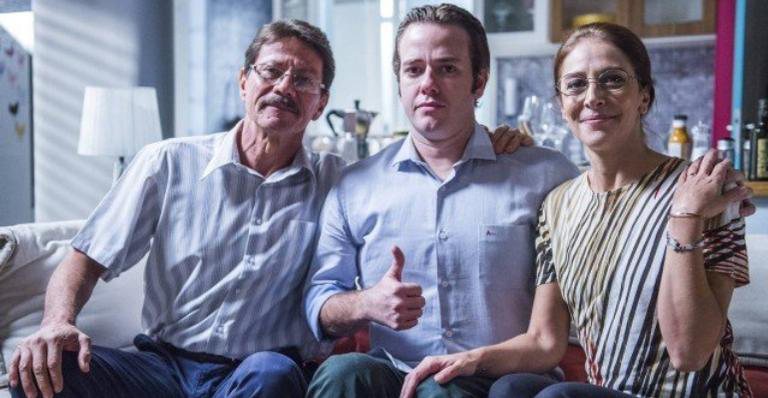 Max ao lado dos pais homofóbicos em 'Totalmente Demais' - Globo
